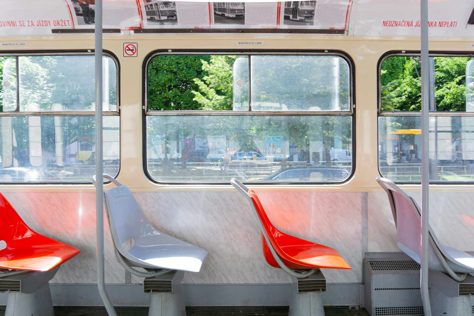 Interno di un tram a Praga, trasporti pubblici in Repubblica Ceca